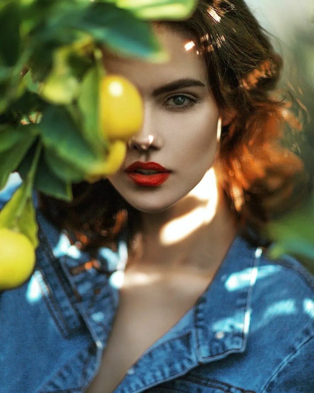 Красивые девушки с фруктами. Фотосессия с фруктами. Фотосессия с лимонами девушка. Девушка с фруктами фотосессия.