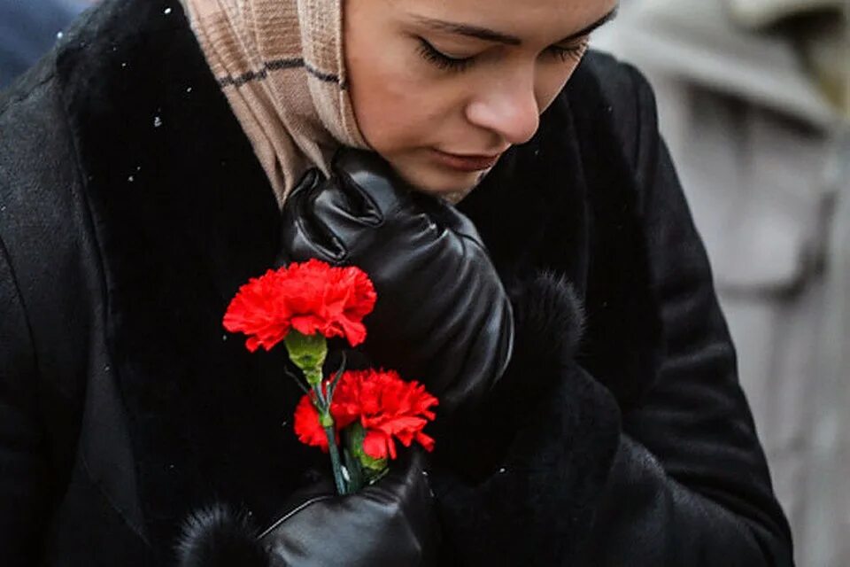 Женщина в трауре. Красивая женщина в трауре. Вдова женщина. Что можно в траур