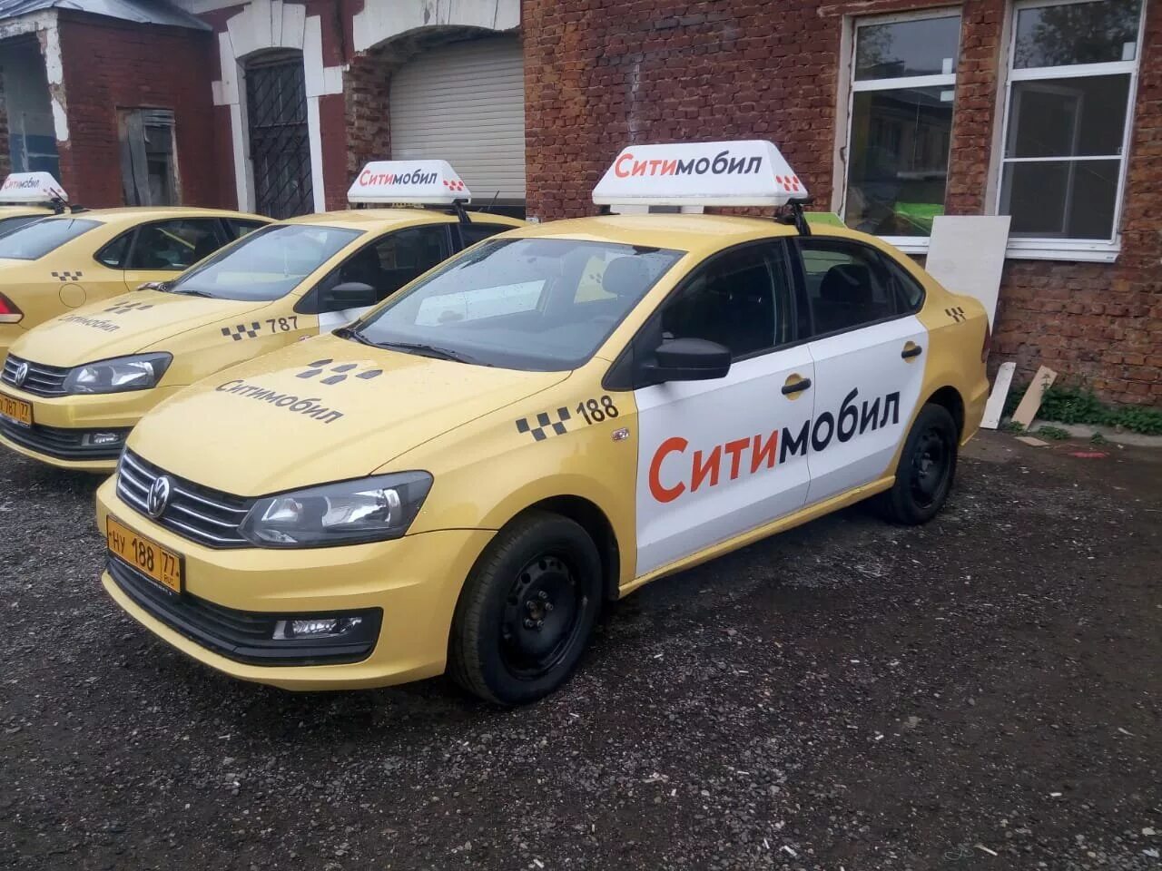 Skoda rapid 2021 желтый. такса в машине. Vw polo 2022 taxi. машина "такси". такси по месту.