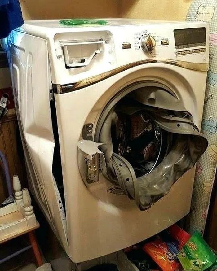 Разбивают стиральную машину. Сломанная стиральная машинка. Стиральная машина. Поломанная стиральная машина. Разбитая стиральная машина.