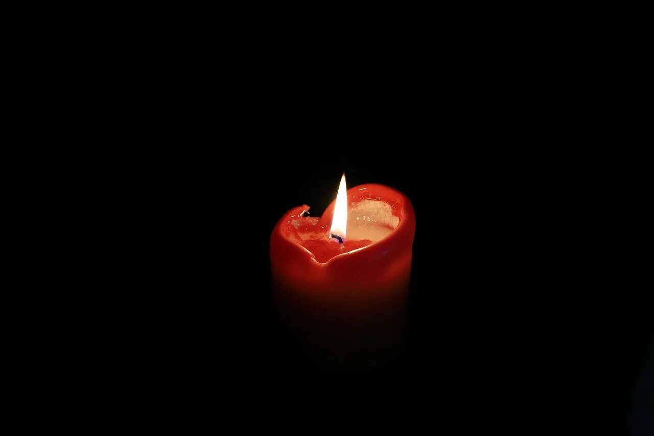 Горящая свеча на черном фоне скорбим. Свеча памяти. В пламени свечи. Памятная свечка. Свеча картинка.