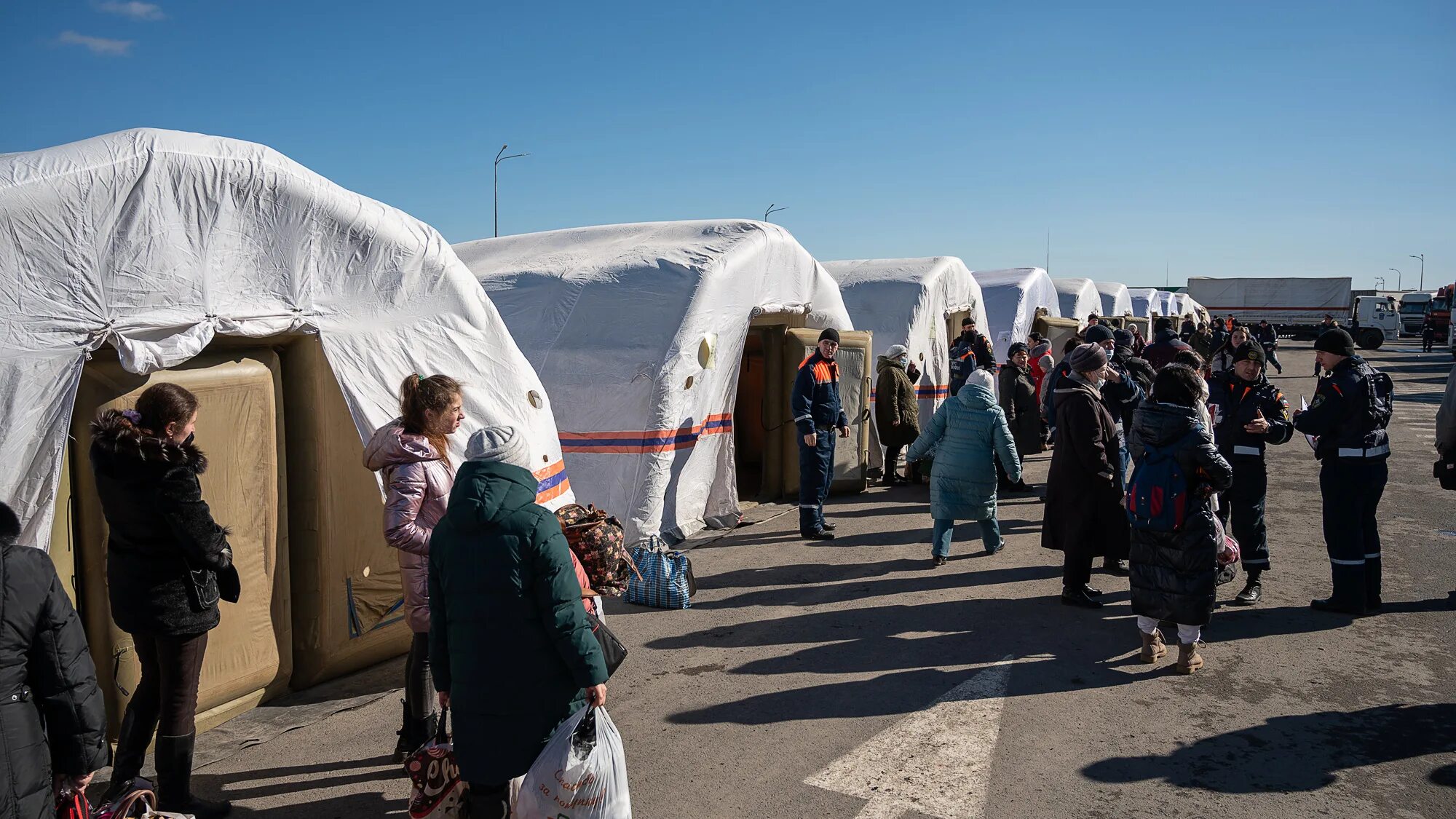 Пункт сбора гуманитарной помощи для беженцев Донбасса. Палатки для беженцев. Беженцы в России. Беженцы с Донбасса.