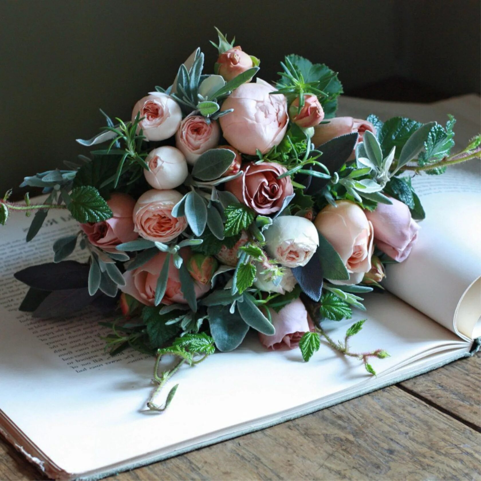 Элегантный букет. Дизайнерские букеты. Модные букеты. Букет «современный». Букет ирисы пионы эустома.