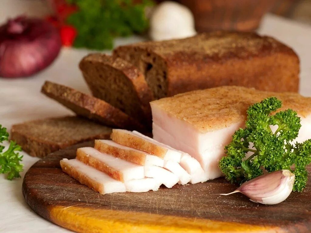 Свиное сало полезные жиры. Итальянское лардо. Лечебное сало. Мемы про сало. Сало нежное дамское.