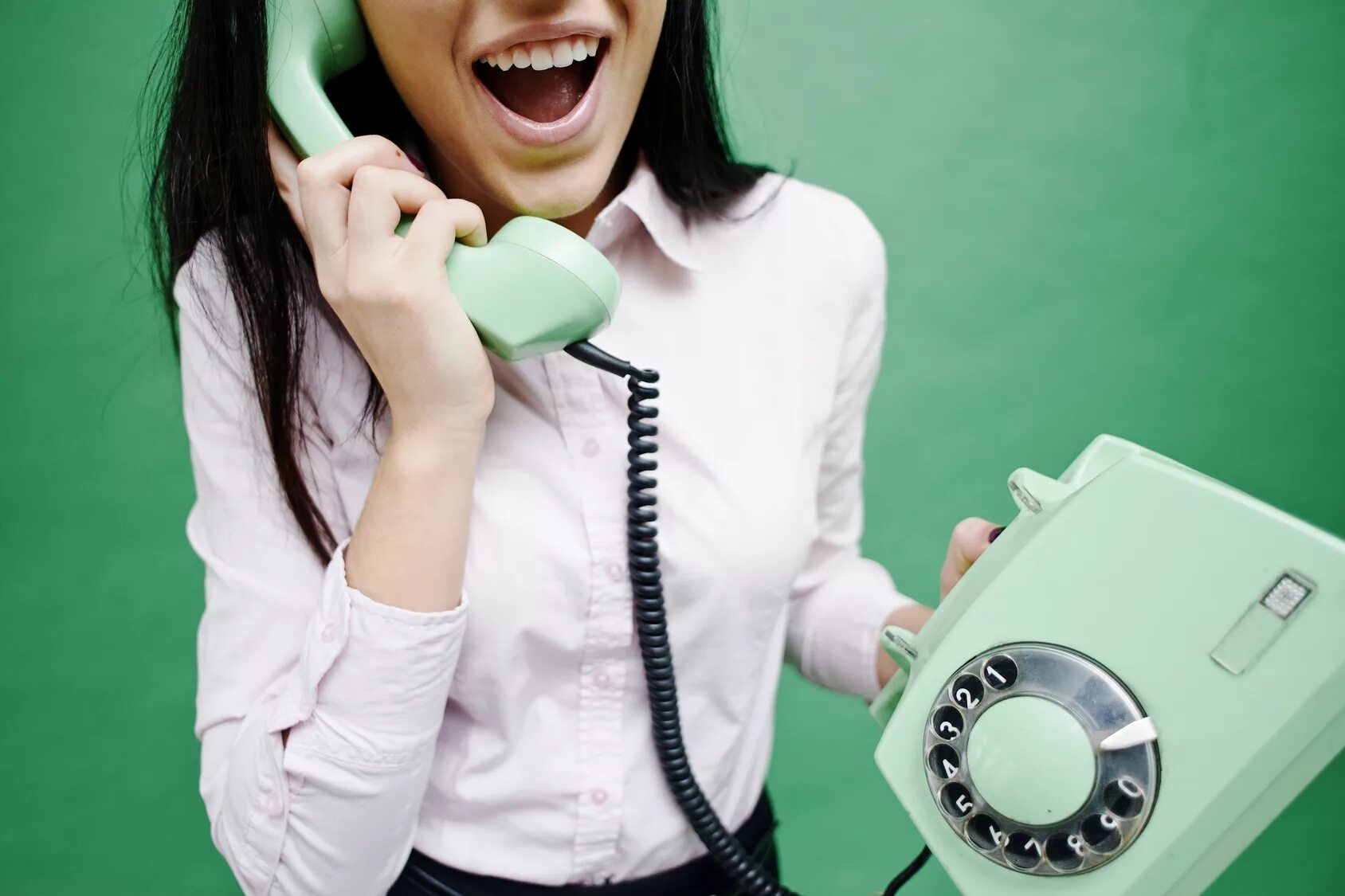 Голоса человека по телефону. Телефонные переговоры с клиентом. Чел с телефоном. Человек разговаривает по телефону. Радостный человек с телефоном.