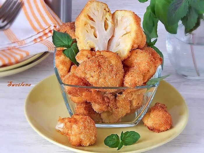 Цветная капуста в панировочных сухарях. Капуста цветная жареная в сухарях. Капуста в сухарях. Цветная капуста жаренная в сухарях. Цветная капуста в сухарях с хрустящей.