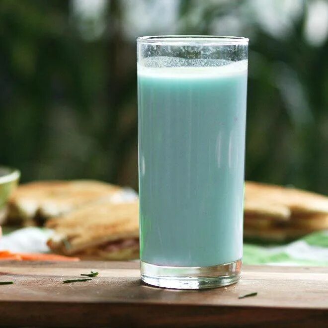 Почему молоко голубое. Синее молоко Звездные войны. Голубое молоко. Голубое молоко коктейль. Голубое молоко Star Wars.
