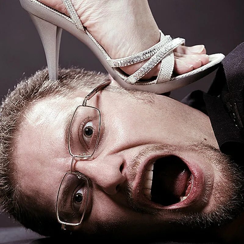 Подкоблучник. Мужик под каблуком. Парень под каблуком. Мужик под каблуком. Подкоблучник.