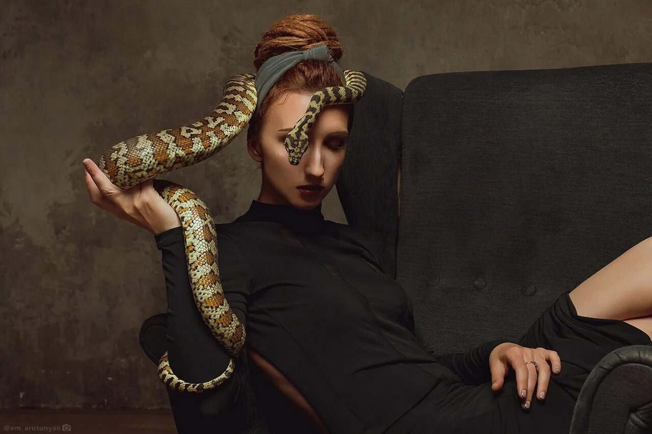Девушка питона. Рианна медуза Горгона. Девушка змея. Фотосессия со змеей. Красивые девушки со змеями.