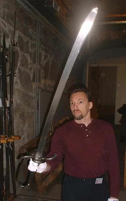 Изогнутый меч бандита. Сабля корделач. Двуручная сабля Гросс-Мессер. Огромные мечи средневековья. Двуручный меч в руках.