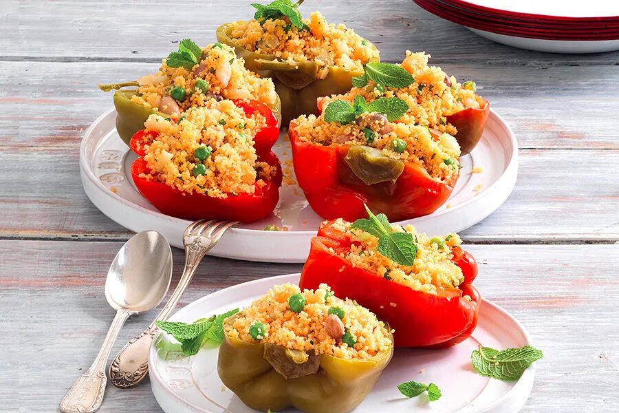 Рецепт перец с рисом и овощами. Перец фаршированный кускусом. перец фаршированный фетой. кето фаршированные перцы. перец фаршированный булгуром.
