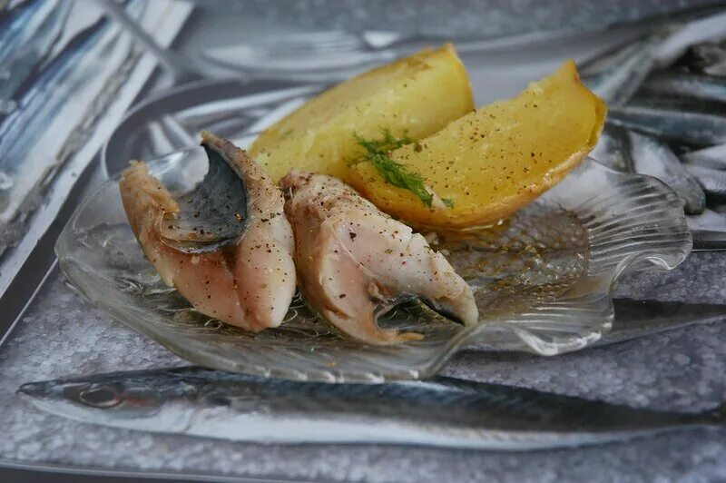 скумбрия жареная на сковороде вкусно. скумбрия жареная с овощами на сковороде. скумбрия на сковороде самый. скумбрия жареная. скумбрия на сковороде самый.