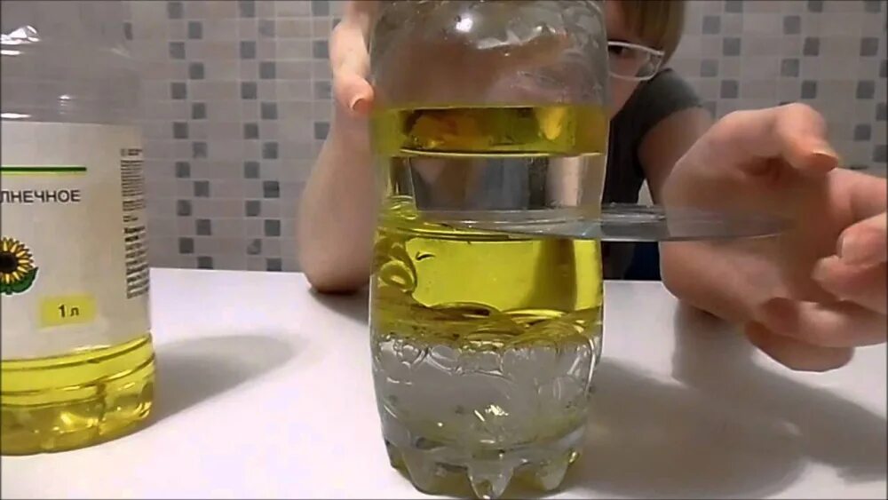 Мальчик масло вода. Опыт с растительным маслом. Опыт с маслом и водой. Эксперимент с водой и маслом. Эксперимент с водой растительным маслом и.