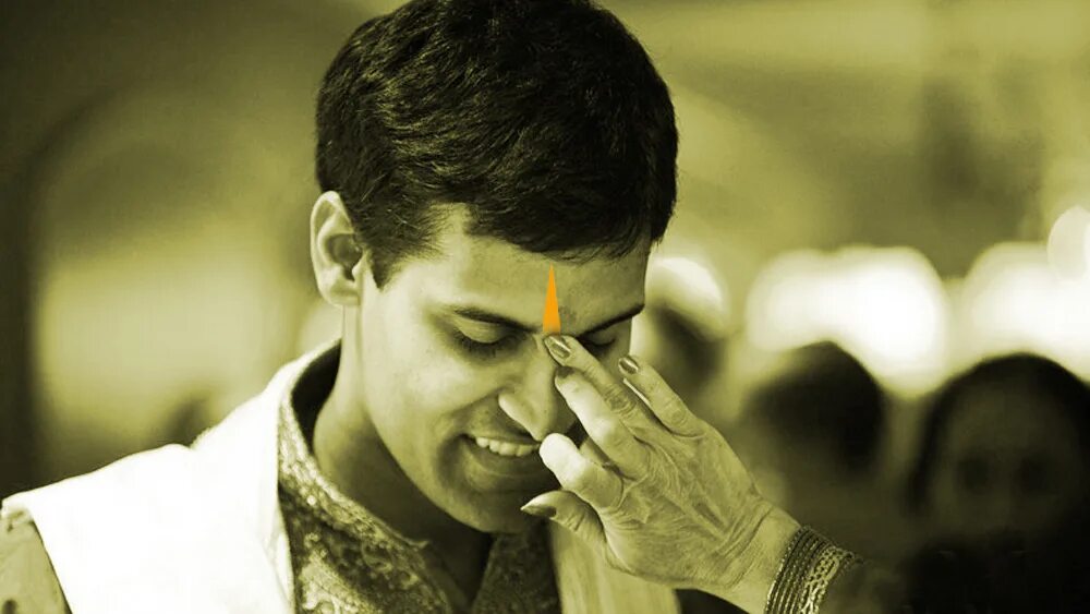 Красная точка на лбу у мужчины. Бинди в Индии. Тилака Шакти. Церемония Тилак в Индии.