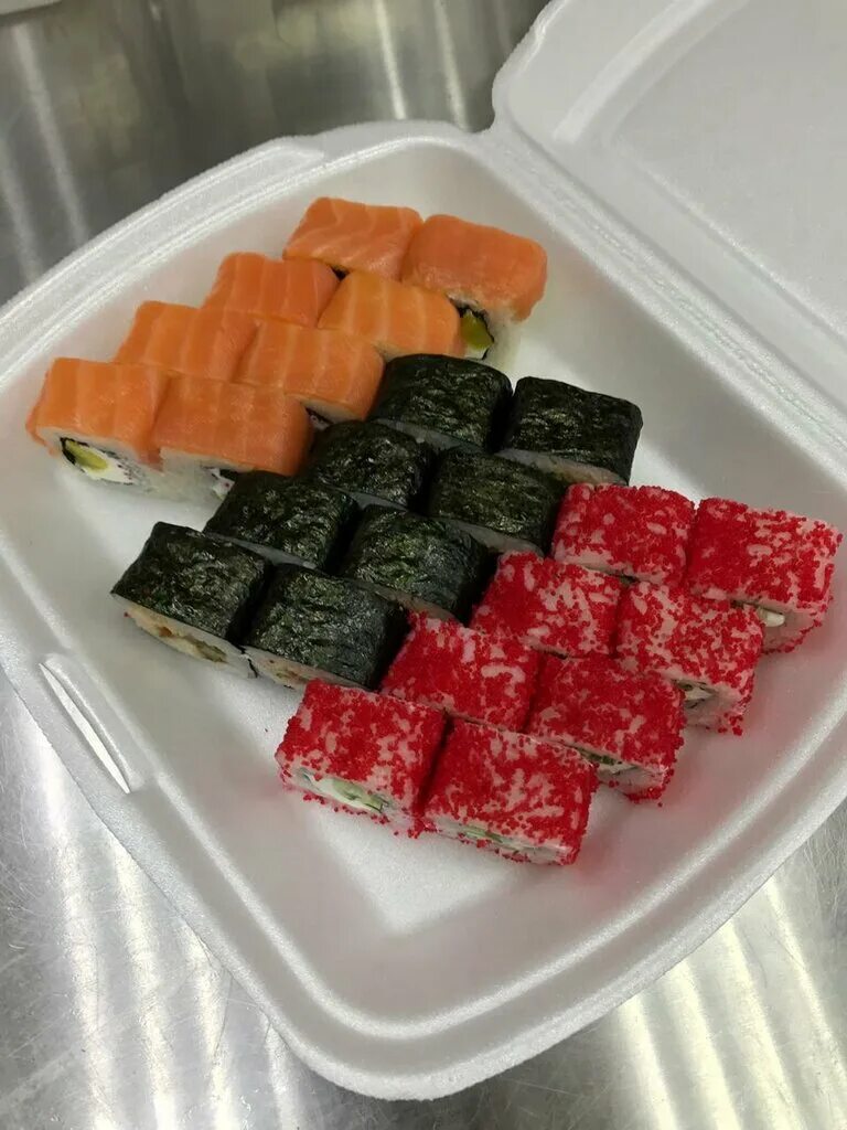 Суши брюховецкая. Суши брюховецкая. Ролл чиз лосось. Филадельфия роллы. Роллы сет императорский 19 кг.