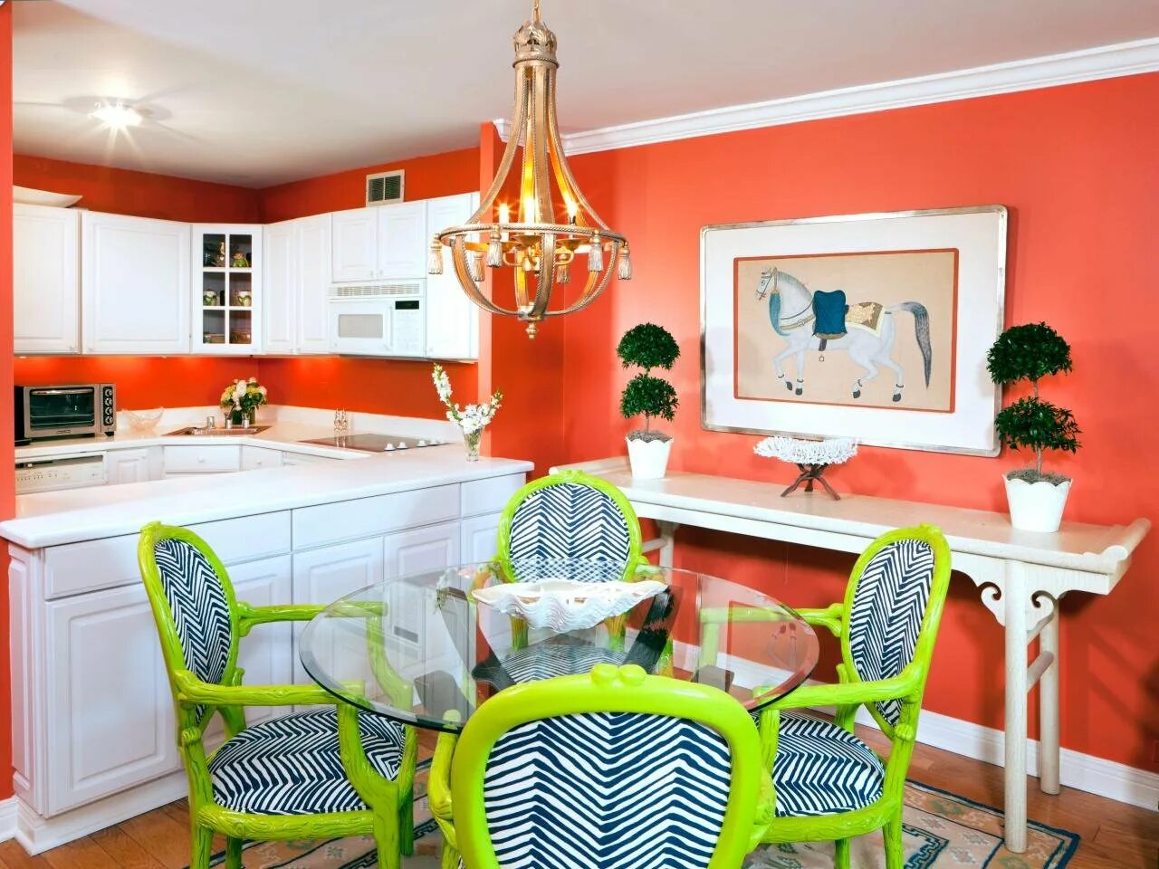 Интерьер кухни стены фото. Цвет стен на кухне. Кухня кораллового цвета. Яркий интерьер кухни. Яркая стена на кухне.