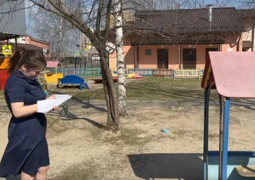 Девочка из сада. Экспериментальная площадка в детском саду. Девочка в саду новости. Фото маленькая девочка у куста сирени. Дети в детском саду.