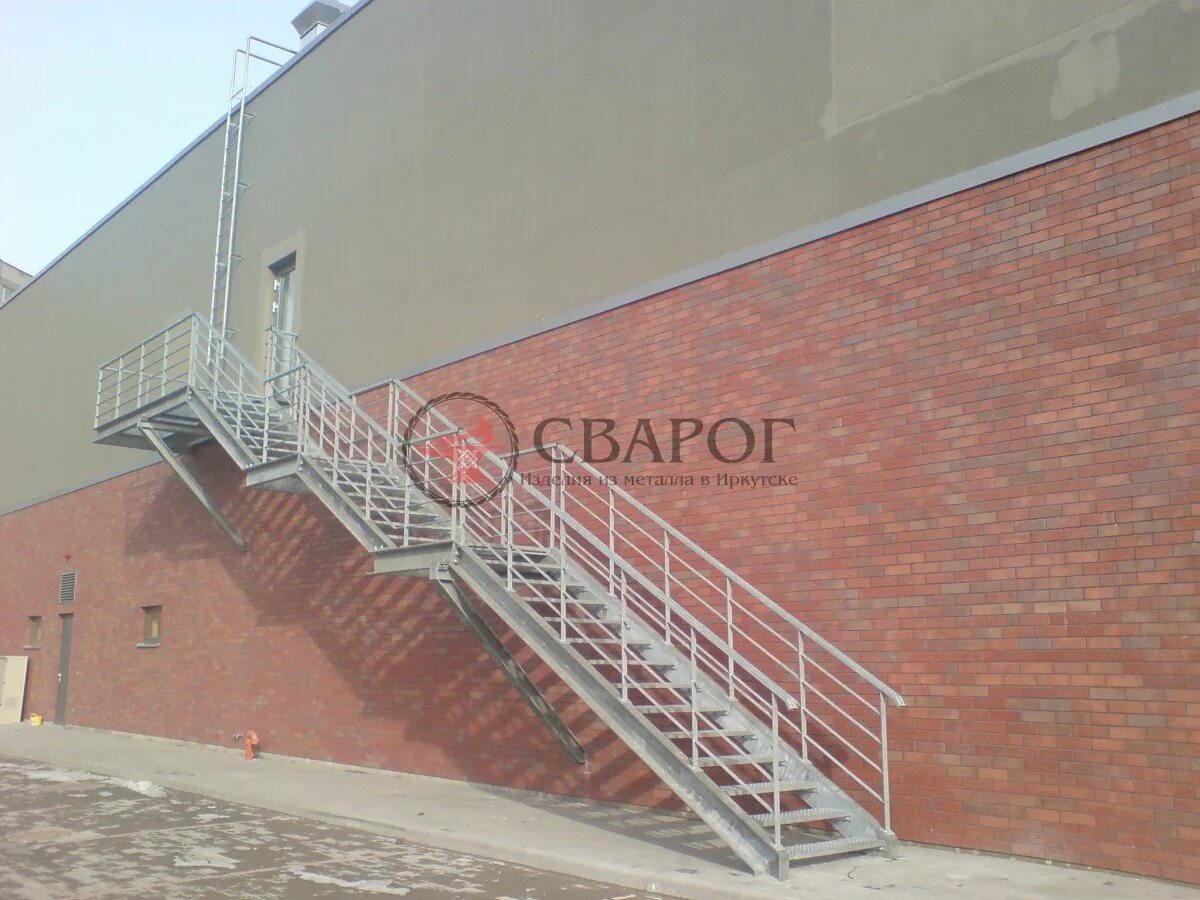 Пожарная лестница двухмаршевая. Пожарная эвакуационная лестница. Металлическая эвакуационная лестница. Металлическая эвакуационная лестница. Двухмаршевая эвакуационная лестница.