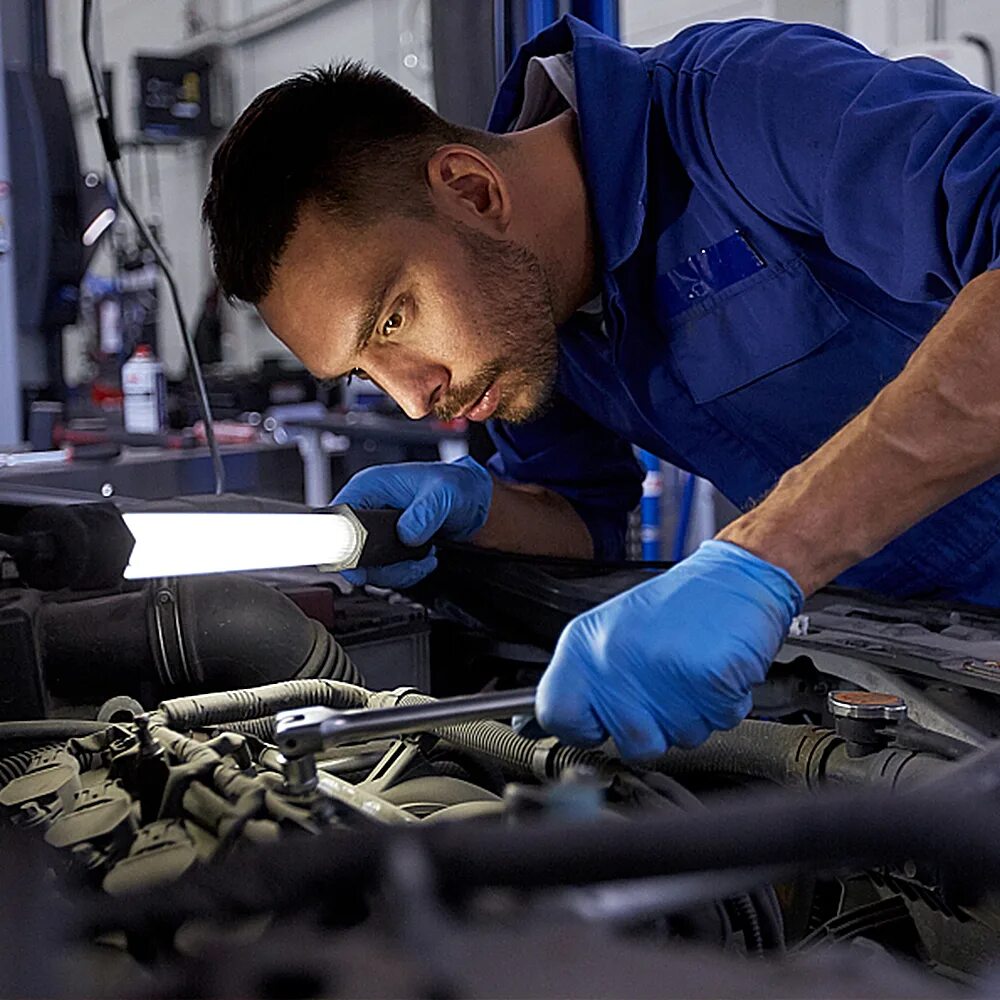 Слесарь автомеханик. Автослесарь грузовых автомобилей. Автомеханик с колесом. Профессия автомеханик. Слесарь по ремонту автомобилей.