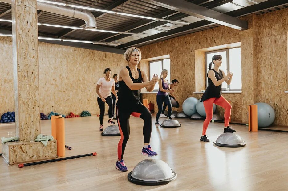 Степ аэробика с кэти смит. Фитнес занятия. Mix тренировка. Стэп для степ аэробики. Девушка в планке в зале.