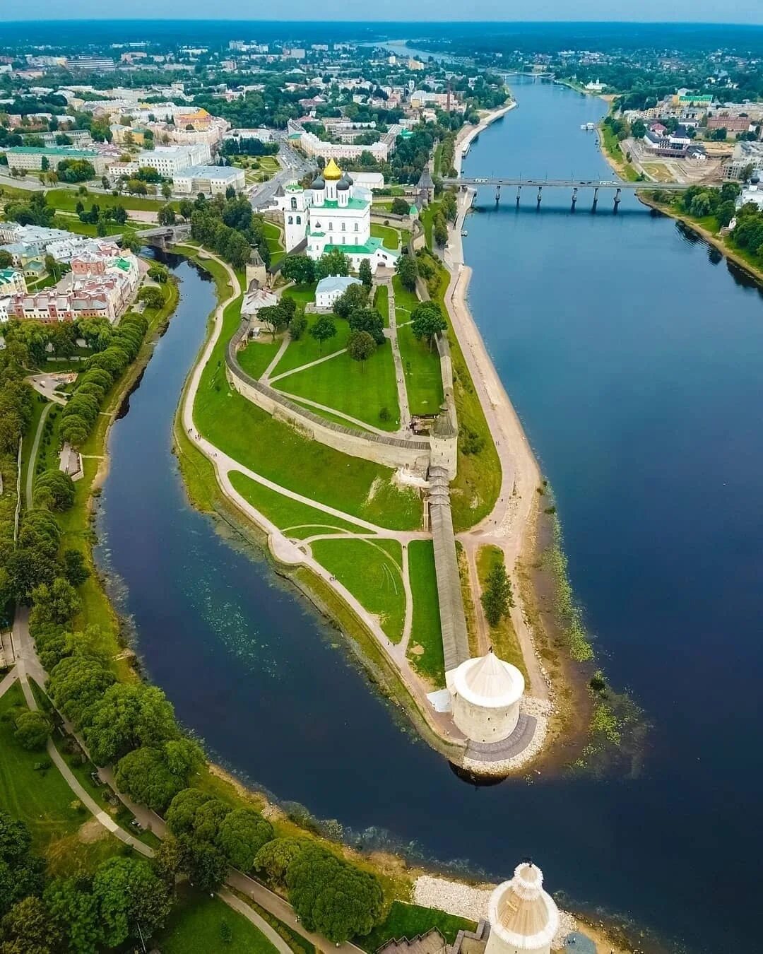 На какой реке расположен город ярославль. Ярославль реки стрелка. Место слияния Волги и Которосли в Ярославле. Псков город. Псков центр города.