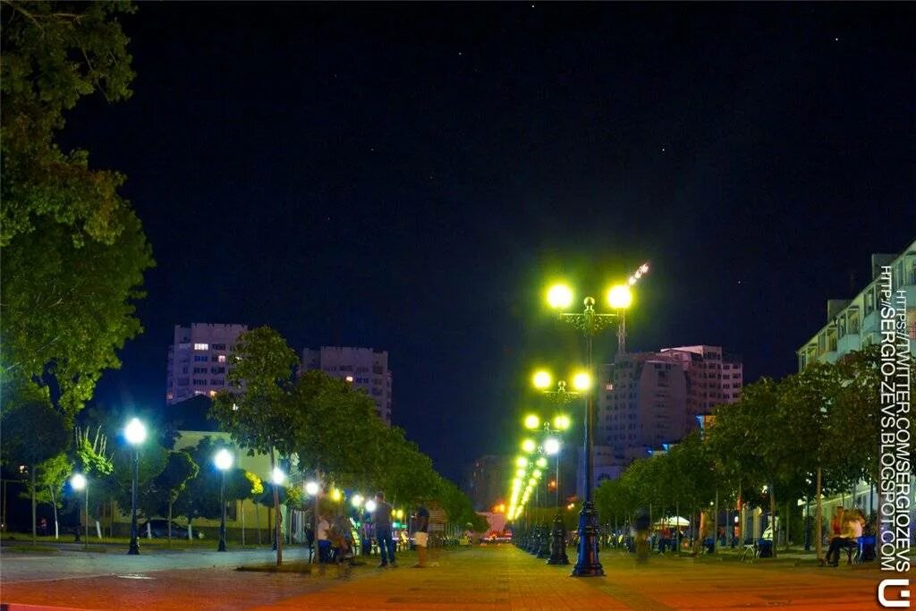 Погулять новороссийске. Ночной Новороссийск. Новороссийск аллея ночью. Новороссийск вечером. Ночной Новороссийск набережная.