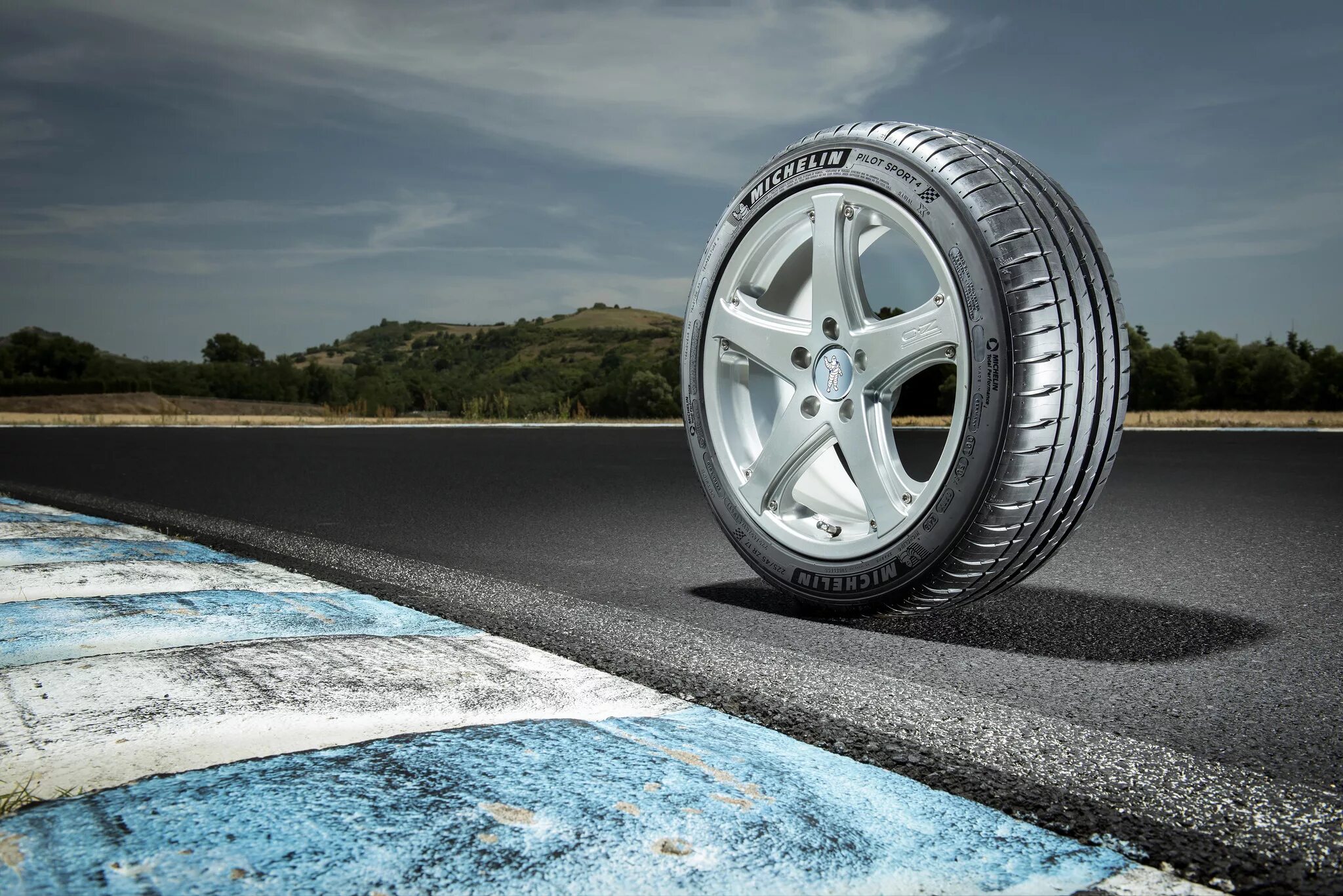 Шины shiny. Мишлен шины. низкопрофильные шины r17 michelin. резина мишлен спорт.