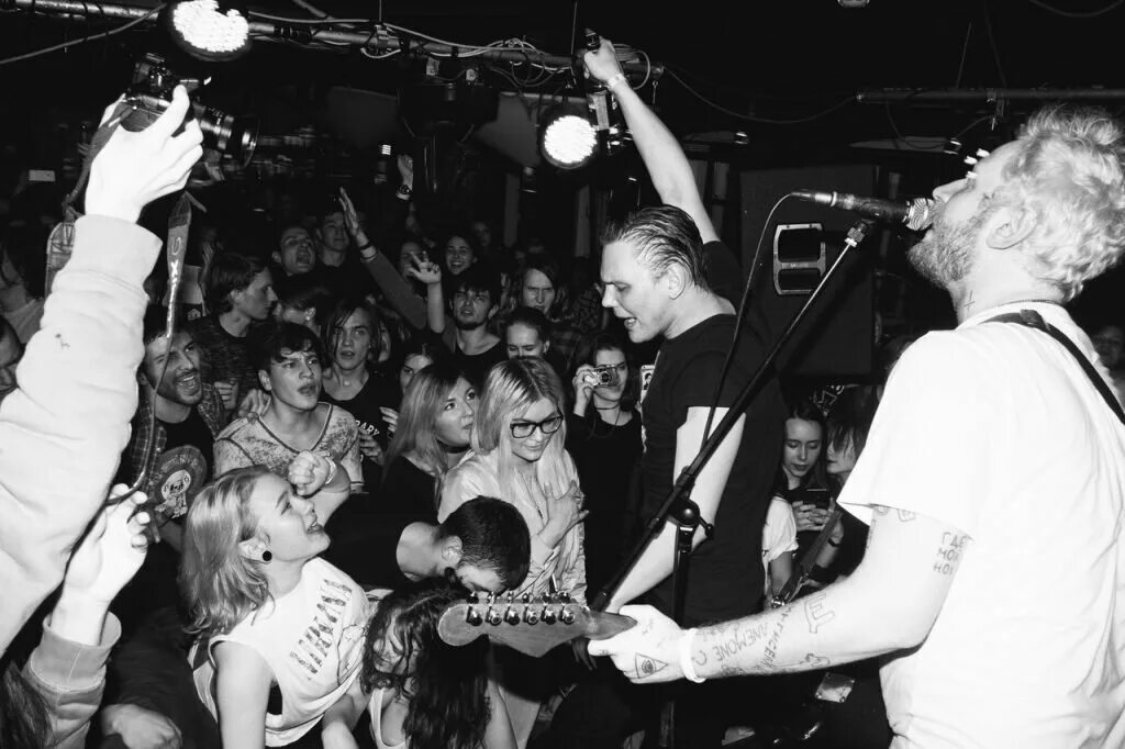 Джаз кафе макаревича. Jam club сретенка. Солист группы щенки. Щенки группа музыкальная. Щенки группа музыкальная.