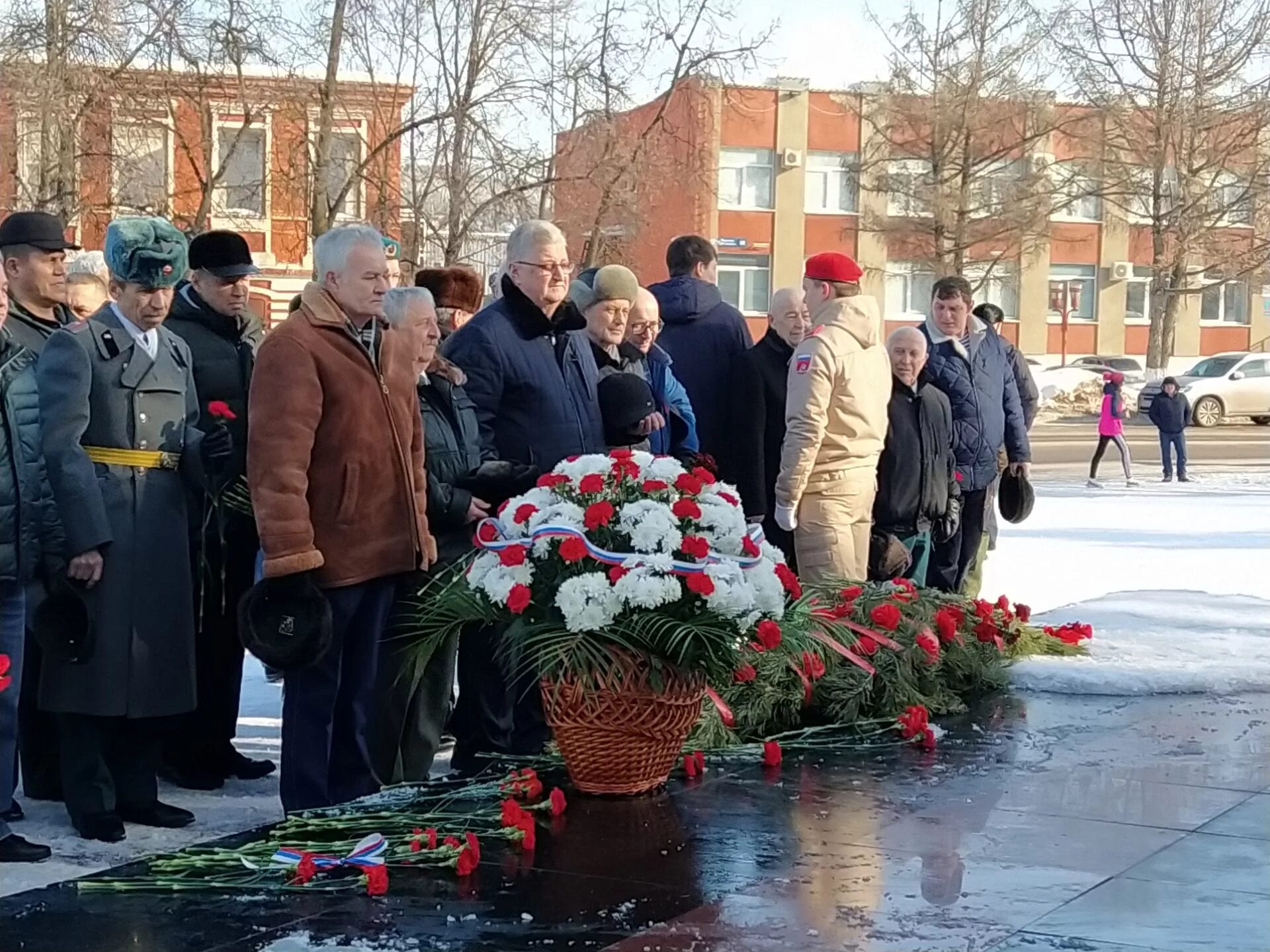 Свежие новости бугульмы сегодня. Бугульма возложение цветов. Митинг Бугульма. Возложение цветов Бугульма зимой. Митинг с возложением к 23 февраля.