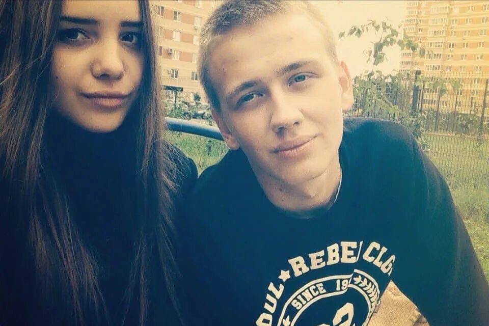 Влюблённые подростки. Красивые мальчики и девочки 14 15 лет. Парень 17 девушка 15. Внешка парня 17 лет няшка. Парень с девушкой на аву.