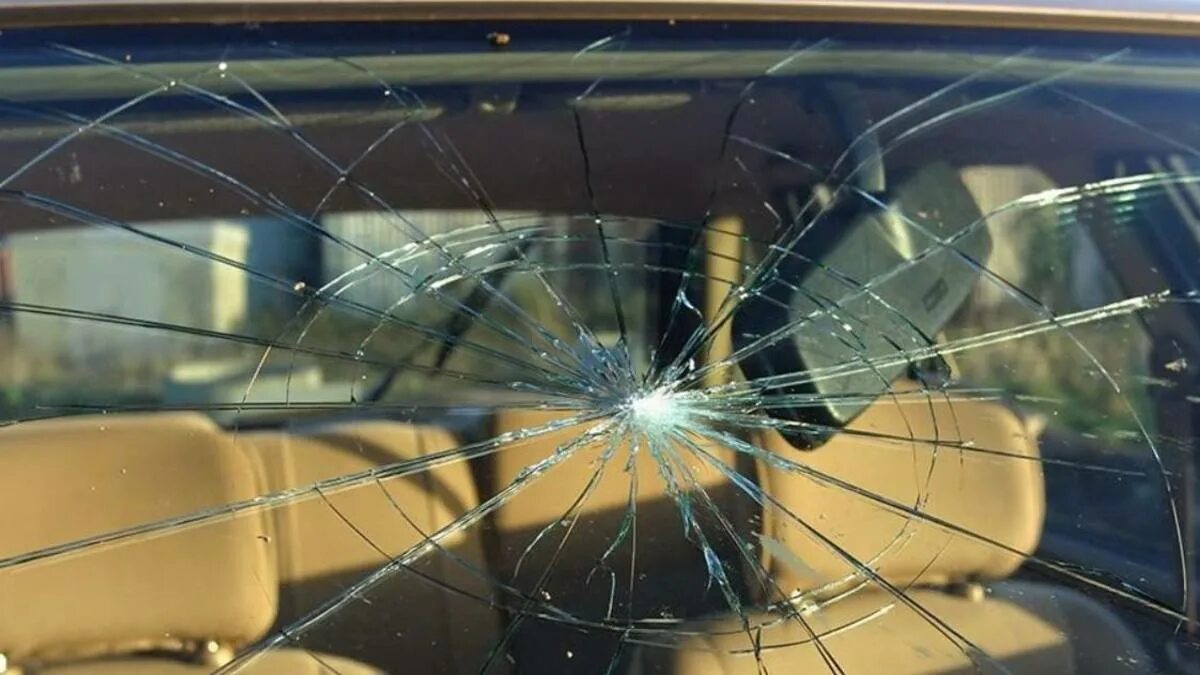 Скол каско. Разбитое лобовое ВАЗ 2109. Треснутое лобовое стекло. Разбитое стекло автомобиля. Разбитое автомобильное стекло.