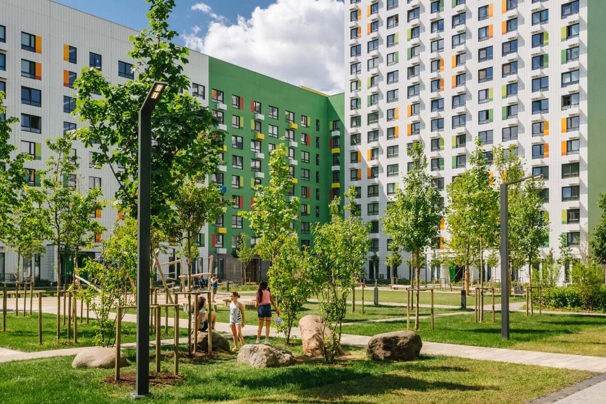 Зеленый мкд. Современный микрорайон. Зеленый многоярусный лес bosco verticale в милане. Дуси ковальчук 2 новосибирск. Фасады многоэтажных домов цветовые решения.