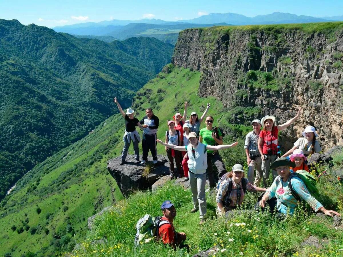 Можно ехать в армению. Армения туризм. Армения горы туризм. Экскурсионная Армения. Горы в Армении экскурсии.