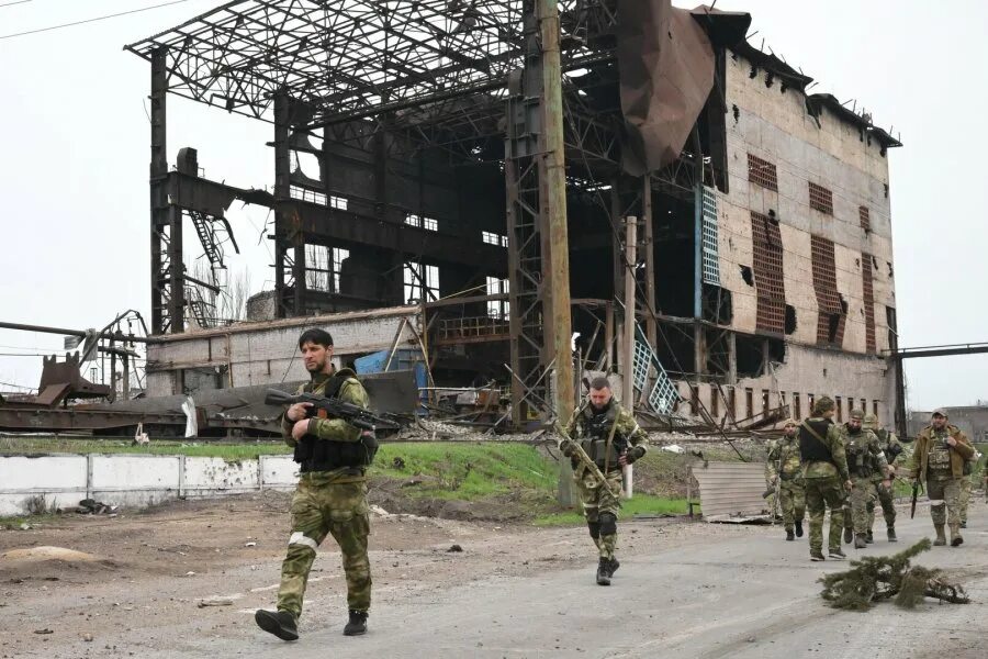 Украина сдалась или нет. Российские войска в Мариуполе. Военный склад. Российские военные в Мариуполе.