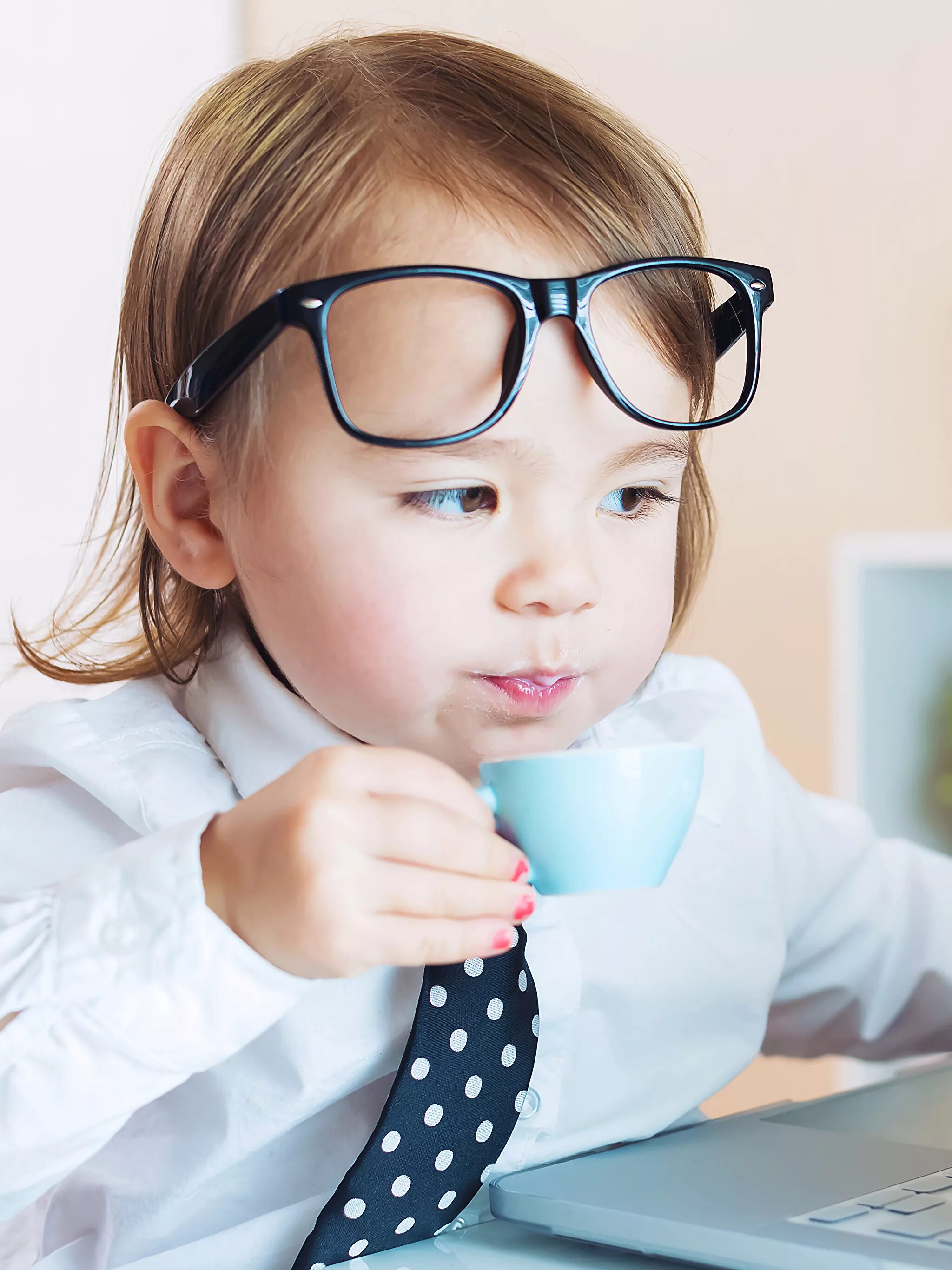 дети носят очки постоянно.