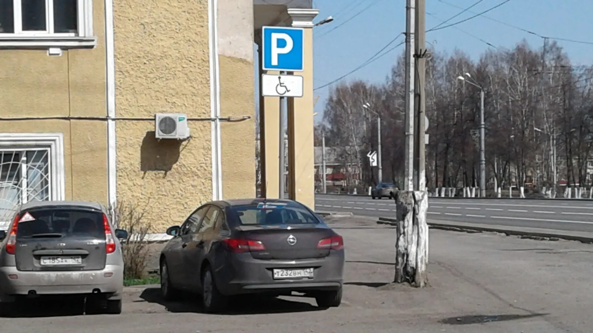 Плохая парковка. Пешеходный тротуар и парковки. Парковочное место. Припаркованные авто. Нарушение правил остановки и стоянки.
