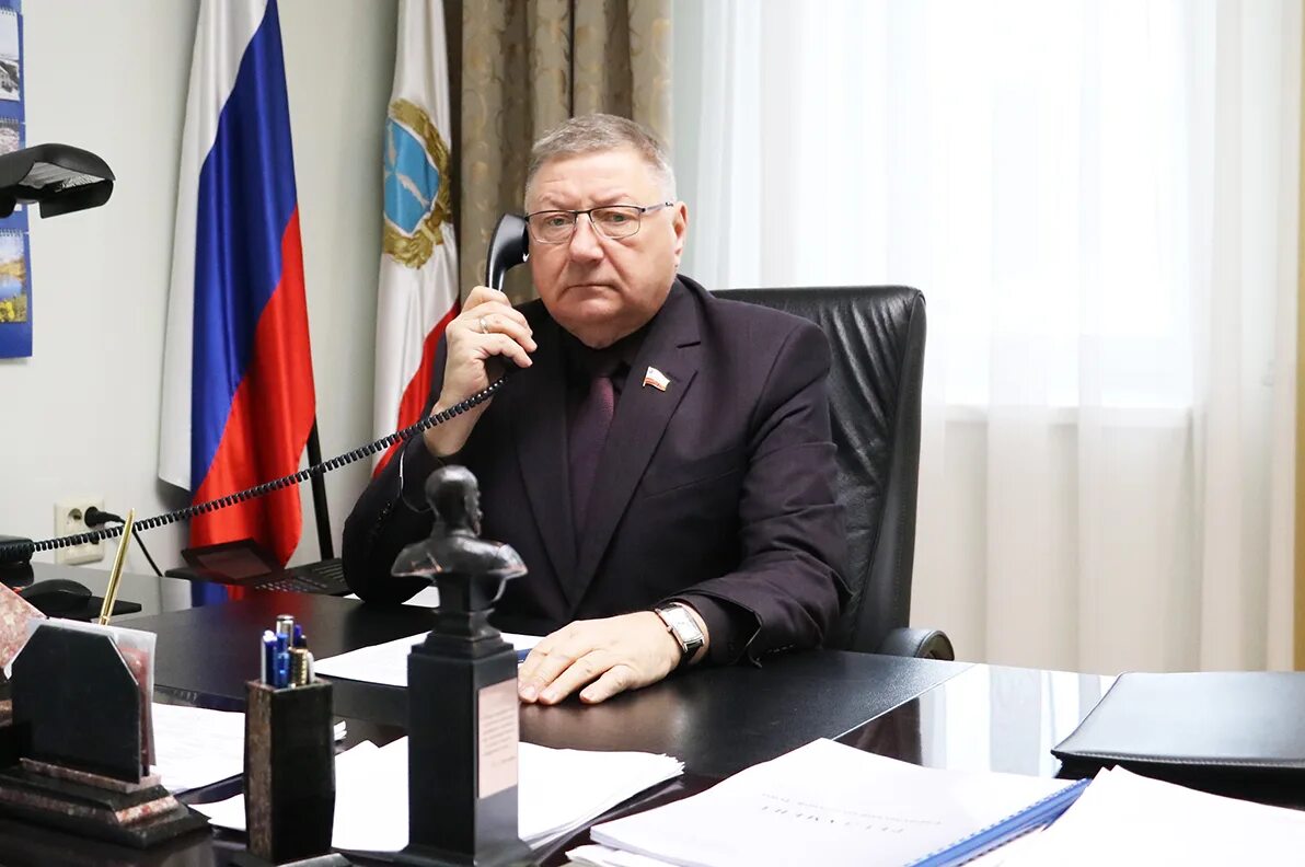 Владимир зеленский фото. Путин на камчатке. Зеленский. Романов александр сергеевич председатель саратовской. Просить председатель.