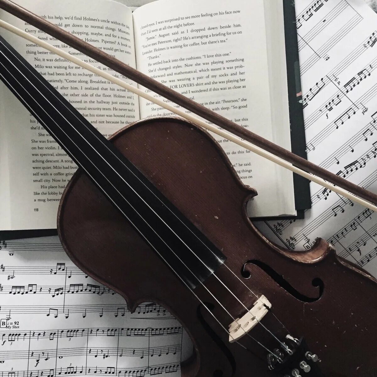 Коричневая пуговка. Песня коричневая. Скрипач эстетика. Музыкальный фон для презентации. Нотки на черном фоне.