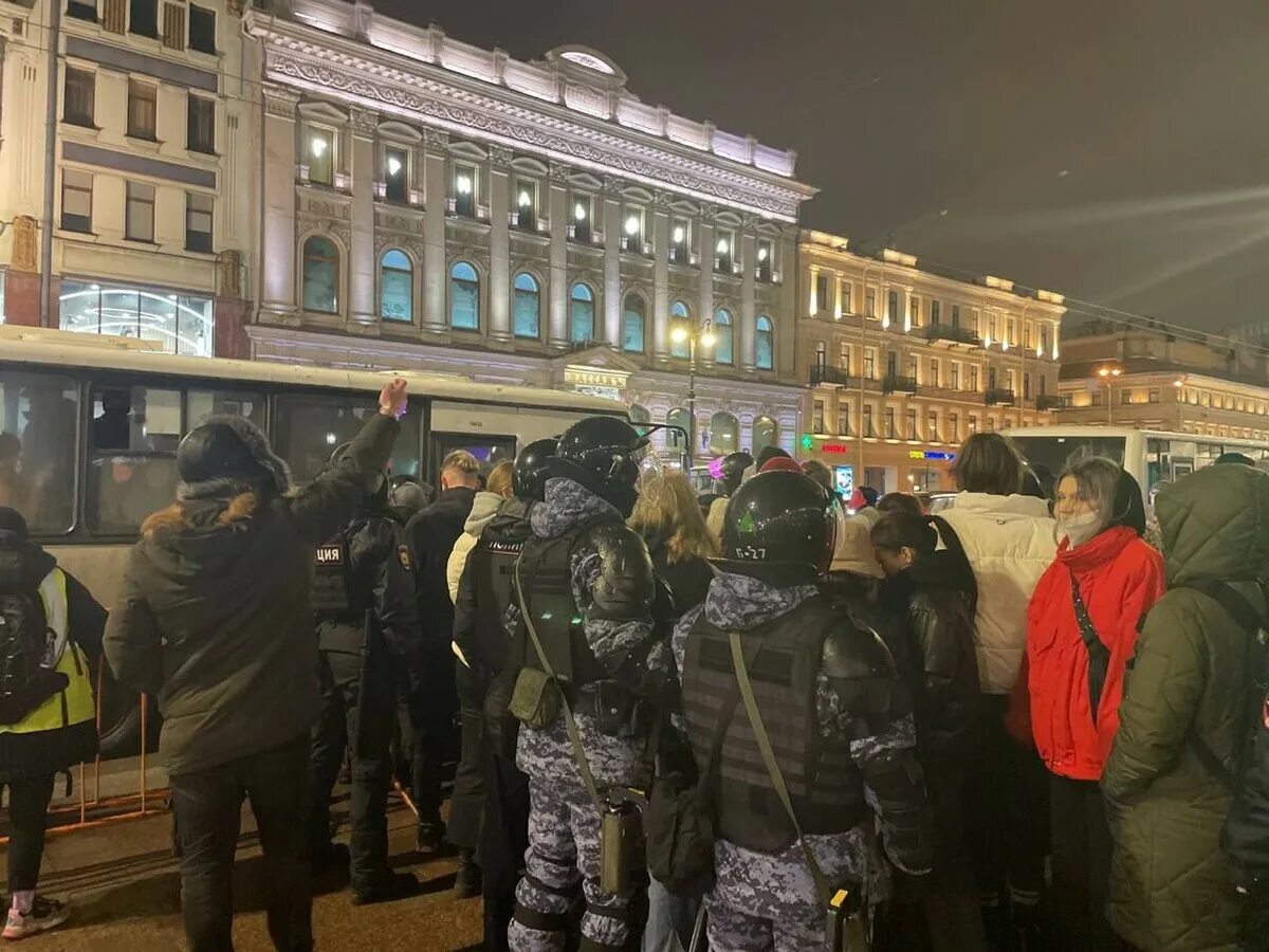 Митинг Гостиный двор. Протесты в Питере. Гостиный двор Санкт-Петербург митинг. Очередь. Новости часа сегодня в спб