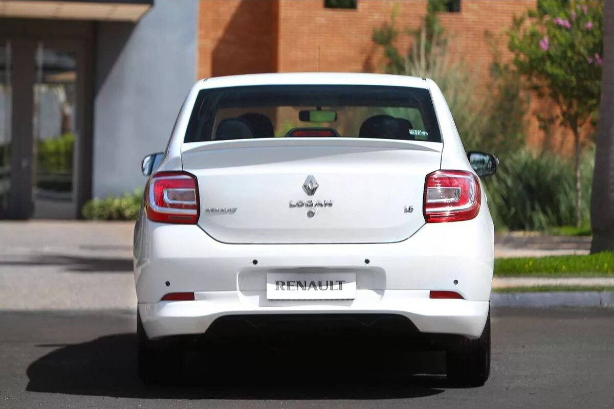 Рено задний вид. Рено Логан 2 белый сзади. Renault Logan сзади. Рено Логан 2 сзади. Новый белый Рено Логан сзади.