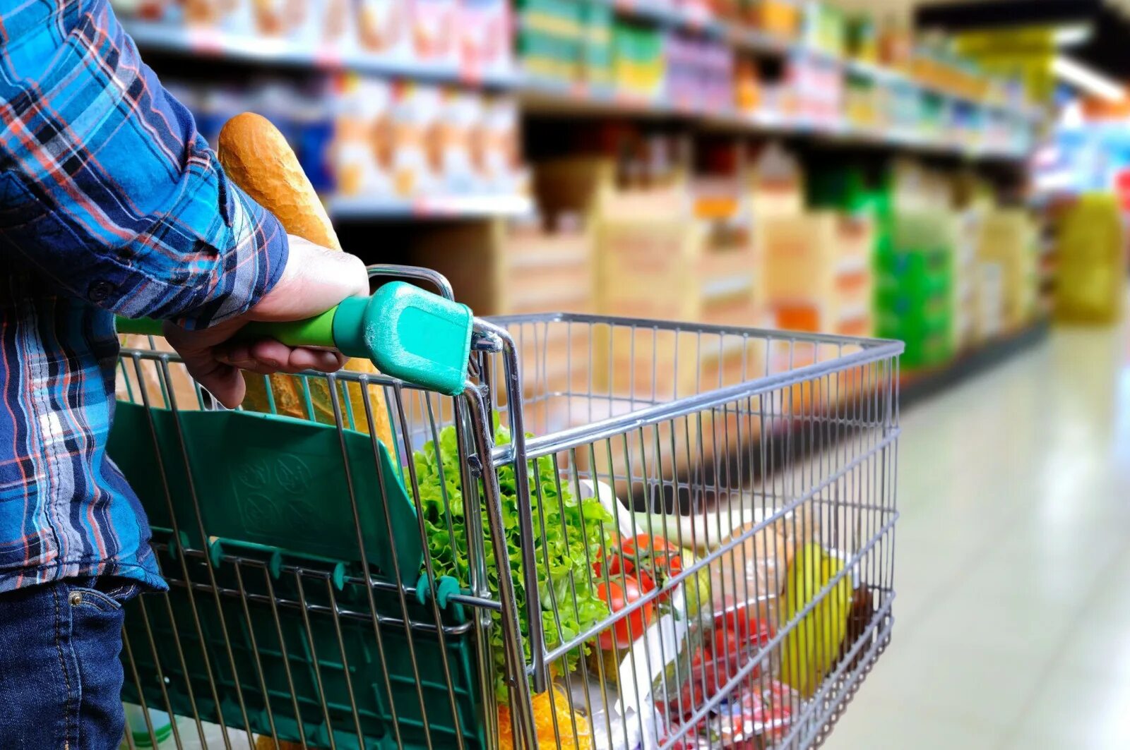 Продуктовая тележка с продуктами. Покупатель с тележкой. Магазинные продукты. Comprehensive reading supermarket. Кидать продукты.