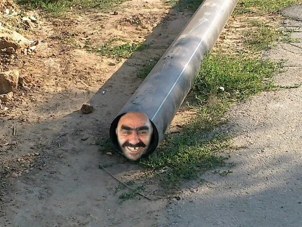 Играет на трубе. Музыкальная труба. Играющий на трубе. Трубопровод и человек. Человек в костюме трубы.