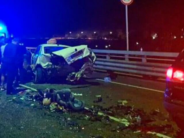 Попала в аварию и была вытрахана незнакомцем прямо на дороге