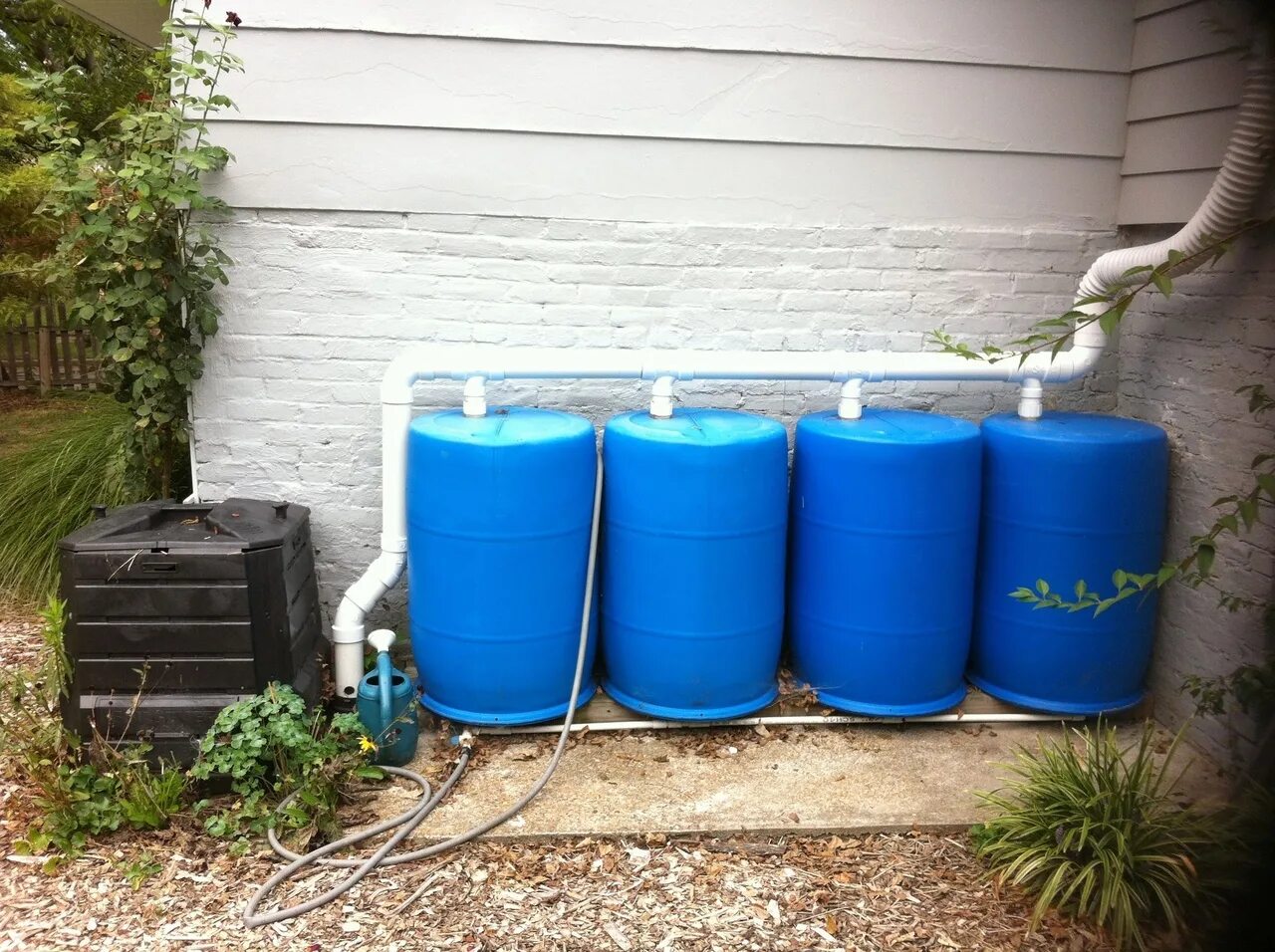 дачник собирал дождевую воду. дачник собирал дождевую воду. система из бочек для сбора воды. дождевая бочка rain barrel 240 литров. дачник собирал дождевую воду.