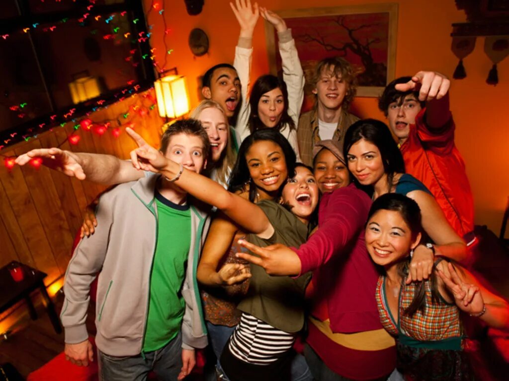 Общение на вечеринке. Телевизор bravis led-32d3000 smart+t2 32" (2016). Коктейльные вечеринки. Тусовка родителей. Герлз найт аут.