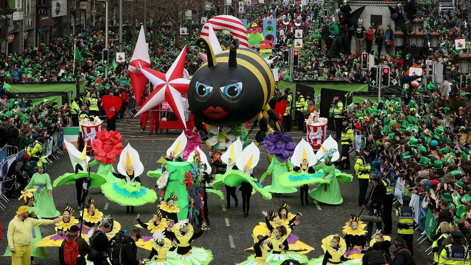 Have street parades. Сент Патрикс Дэй. Праздник сент Патрикс. Святой Патрик Ирландия. День Святого Патрика в Ирландии.