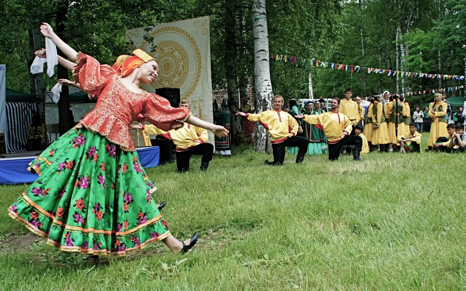 Хоровод с платками