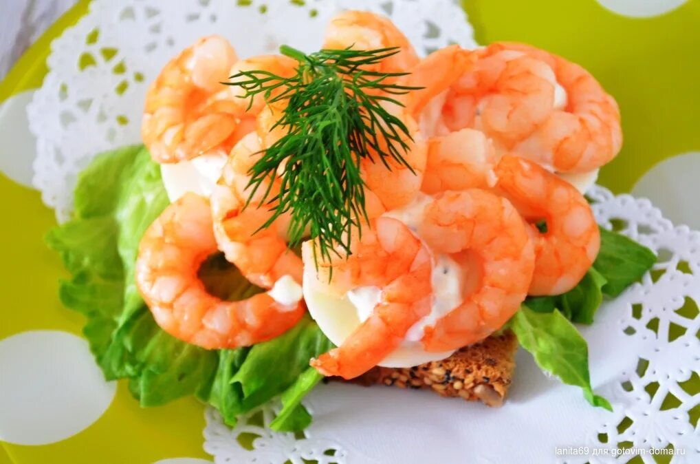Креветки. Комплимент с креветками. Салат комплимент с креветками и ананасом. Комплимент с креветками. Бутерброды с креветками на праздничный стол.