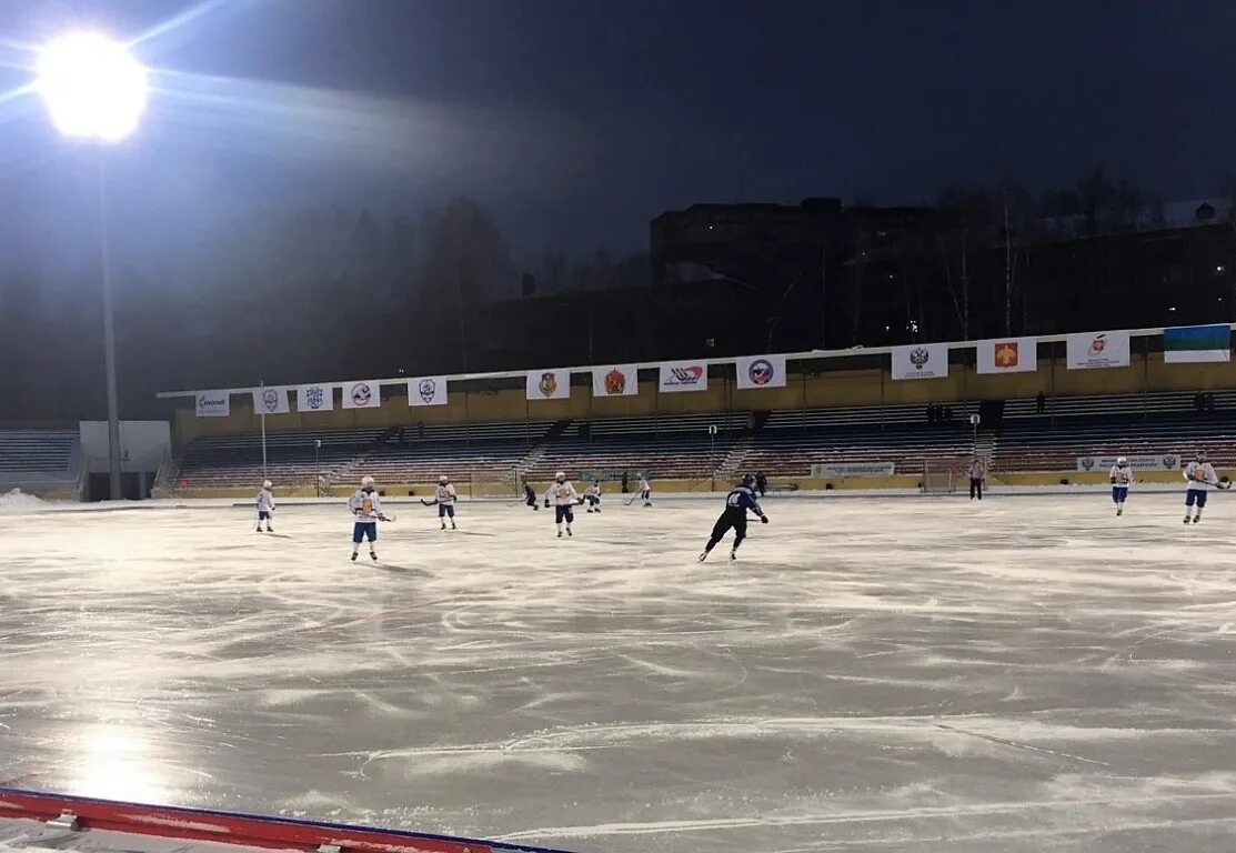 Сыктывкар стадион хоккей с мячом. Республиканский стадион Сыктывкар каток. Стадион Строитель Сыктывкар. Строитель стадион Сыктывкар хоккей с мячом. Стадион сыктывкар каток