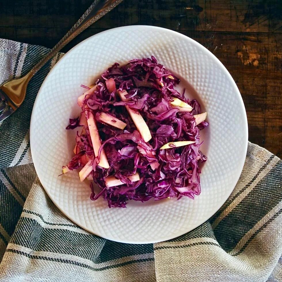 капуста краснокочанная с яблоками. капуста краснокочанная с яблоками. капуста салатная синяя. капуста краснокочанная с яблоками. тушеная красная капуста.